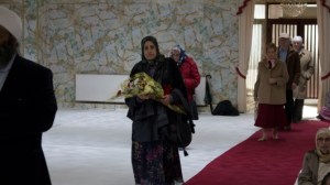 Dr Omnia Marzouk takes a bouquet for Guru Granth Sahib Ji