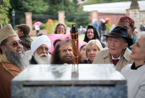 Imam Umer A. Ilyasi, Bhai Sahib Mohinder Singh, Pujya Swami Chidanand Saraswatiji, Prof. Johannes Witteveen and Brigitte van Baren collectively lighting the peace flame at the Peace Flame Monument, International Peace Palace, The Hague.