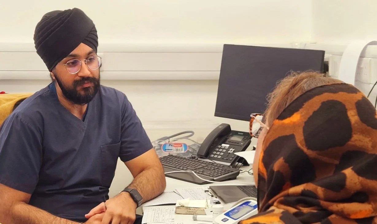 Jaypal Singh, Volunteer Clinical Pharmacist with patient at health screening